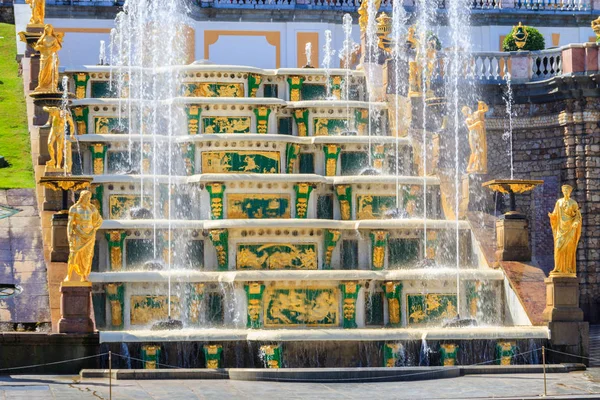 Velká kaskádová fontána v dolním parku Peterhof v Petrohradě, Rusko — Stock fotografie