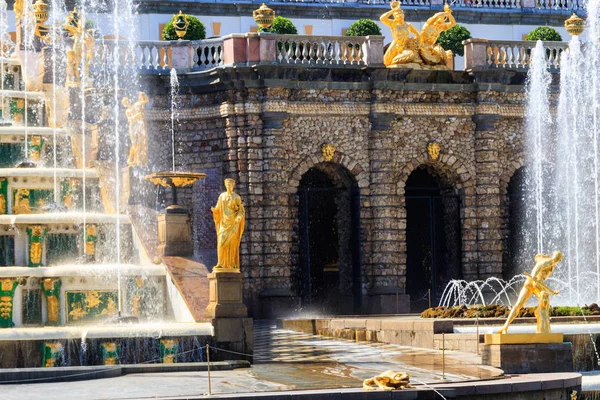 Velká kaskádová fontána v dolním parku Peterhof v Petrohradě, Rusko — Stock fotografie