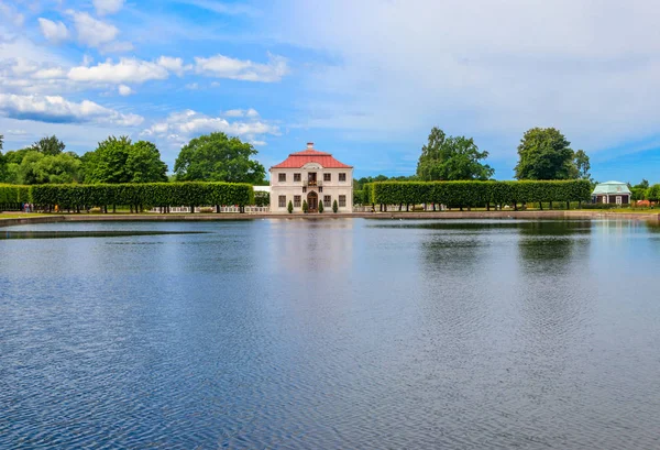 Marly palácio no Lower Park de Peterhof em São Petersburgo, Rússia — Fotografia de Stock