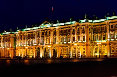 St. Petersburg, Rusya 'daki Palace Square' deki Kış Sarayı 'nın gece manzarası
