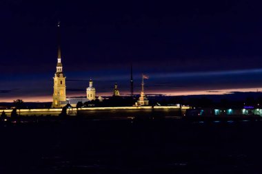 St. Petersburg, Rusya 'daki Peter ve Paul kalesinin gece görüşü
