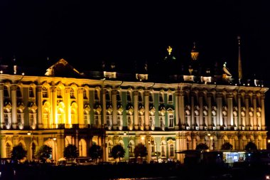 St. Petersburg, Rusya 'daki Winter Palace' ın gece manzarası. Neva nehrinin manzarası