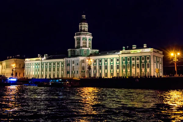 Construction de Kunstkamera (ou Kunstkammer). Pierre le Grand Musée d'Anthropologie et d'Ethnographie à Saint-Pétersbourg, Russie. Vue de nuit de la rivière Neva — Photo