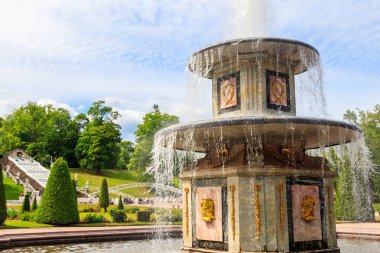Peterhof 'un alt parkındaki Roma çeşmesi