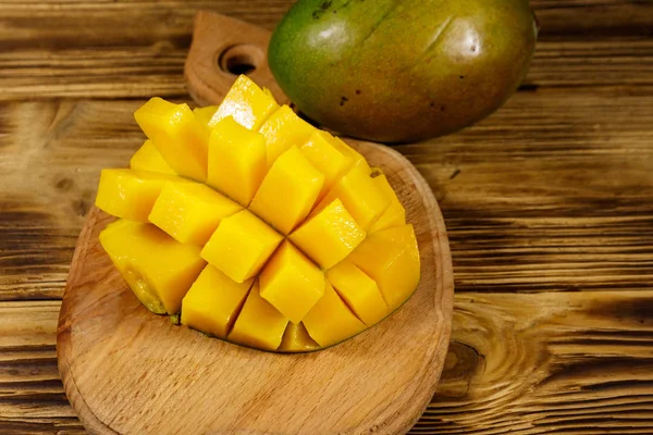 Owoce świeże mango na drewnianym stole — Zdjęcie stockowe