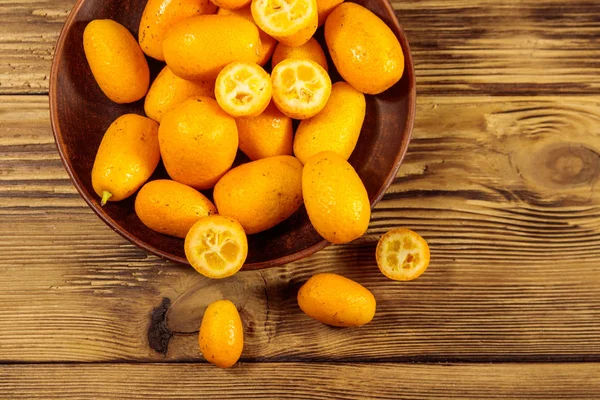 Ahşap masa üzerinde taze kumquat meyve — Stok fotoğraf