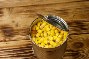 Ahşap masa üzerinde mısır açık konserve
