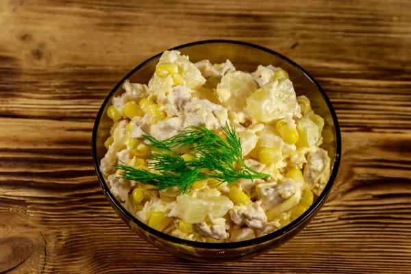 Festlicher Salat mit Hühnerbrust, Mais, Ananaskonserven, Käse und Mayonnaise auf Holztisch — Stockfoto