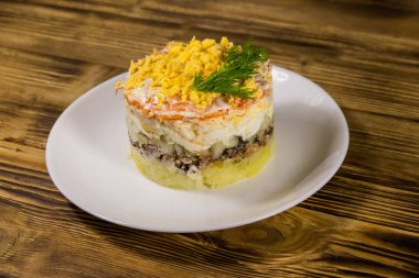 Ahşap masada geleneksel Rus salatası Mimoza