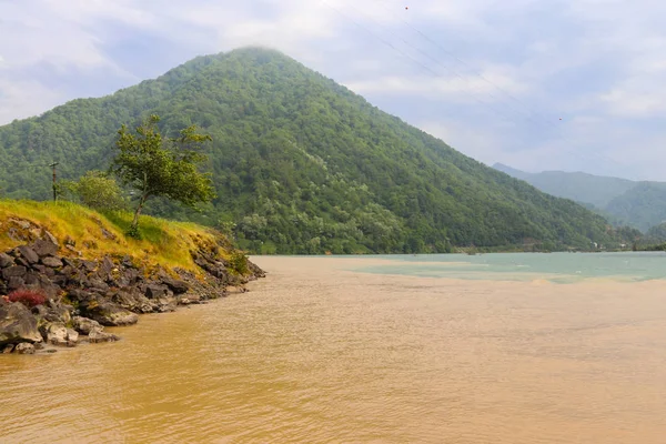 佐治亚州阿扎尔两条河流 Adjaristskali 与 Chorokh 汇流的看法 — 图库照片