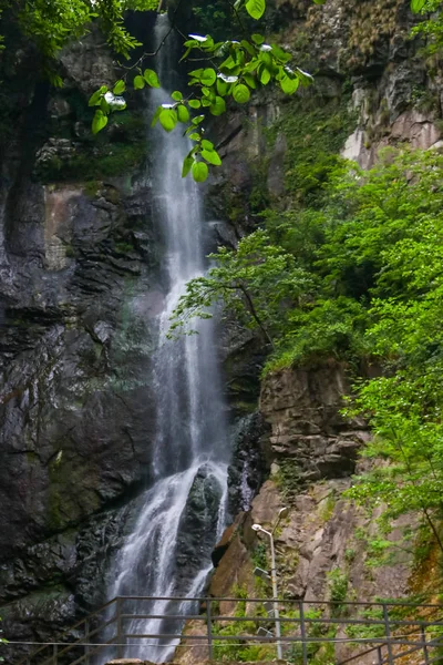 Vattenfall Makhuntseti nära Batumi i Adjara, Georgien — Stockfoto