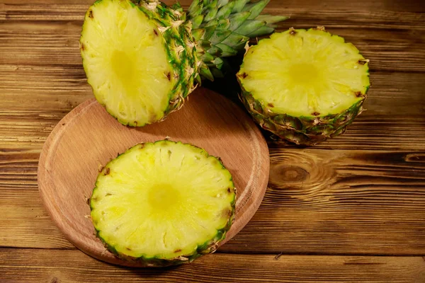 Verse ananas op houten tafel — Stockfoto