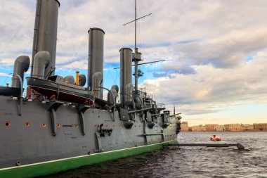 Eski devrimci Aurora kruvazörü, Ekim devriminin sembolü, şu anda Rusya 'nın Saint Petersburg kentindeki Neva nehrinde bir müze gemisi olarak korunuyor.