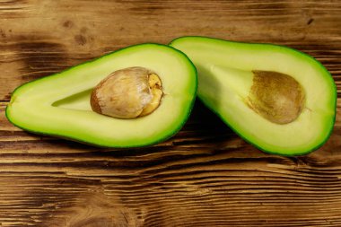 Tahta masada taze avokado.