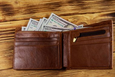 Ahşap masa üzerinde Amerikan doları ile açılan cüzdan