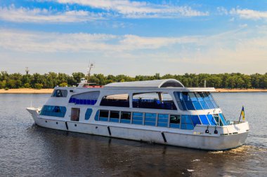 Turist gemisi Kiev 'deki Dinyeper nehrinden geçiyor.