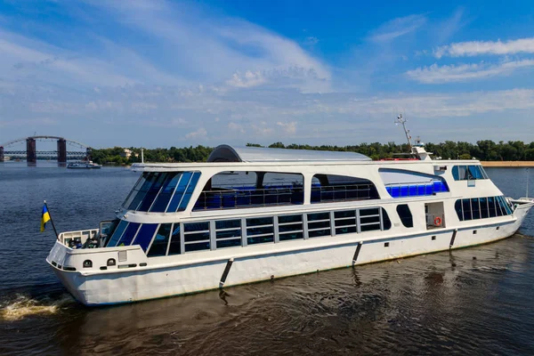 Barco turístico navegando por el río Dniéper en Kiev —  Fotos de Stock