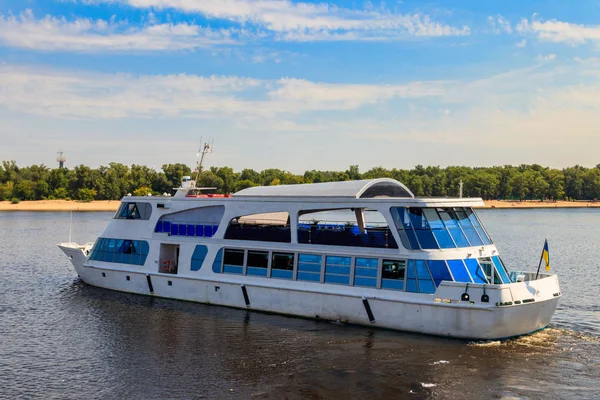 Toeristisch schip varen op de rivier de Dnjepr in Kiev — Stockfoto
