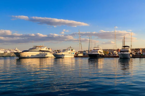 Iates brancos no porto marítimo de Hurghada, Egito. Porto com barcos turísticos no Mar Vermelho — Fotografia de Stock