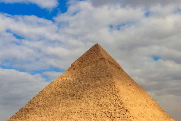 Піраміда Хафре або Шефрена є другою за висотою і другою за величиною з єгипетських пірамід Гізи. — стокове фото