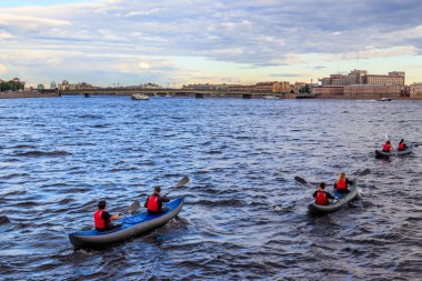 St. Petersburg'da Neva nehri üzerinde kayak, Rusya