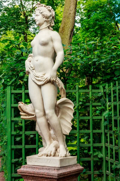 Allegorical sculpture of Beauty in old city park "Summer garden" in St. Petersburg, Russia — Stock Photo, Image