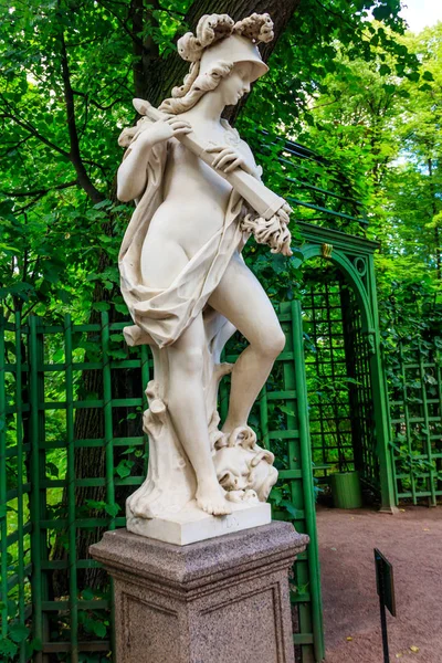 ロシア、サンクトペテルブルクの旧市街公園「夏の庭」での戦争ベローナのローマの女神の彫刻 — ストック写真