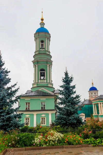 Belfry do Mosteiro de Optina. Optina Pustyn (literalmente Ermida de Opta) é um mosteiro ortodoxo perto de Kozelsk, na Rússia. — Fotografia de Stock