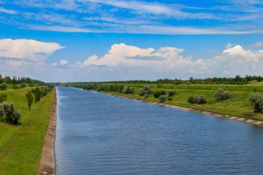 Yaz mevsiminde sulama kanalını izle