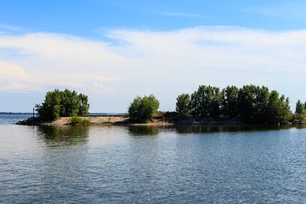 Paisaje de verano con hermoso lago, árboles verdes y cielo azul — Foto de Stock