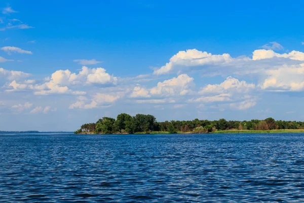 Zomer landschap met prachtig meer, groene bomen en blauwe lucht — Stockfoto