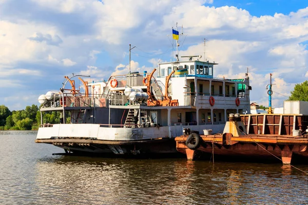 Ferryboat at the wharf on the river Dnieper, Ukraine — Stock Photo, Image