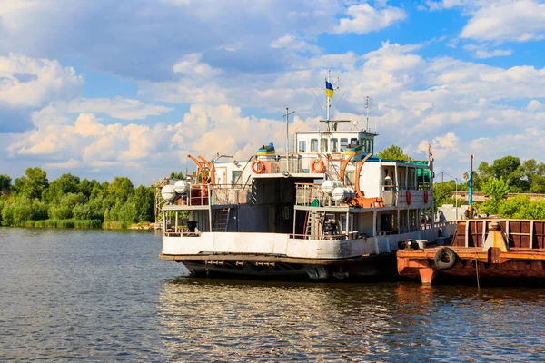 Ferryboat en el muelle en el río Dnieper, Ucrania —  Fotos de Stock