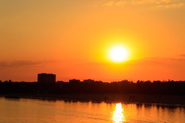 Kremenchug, Ukrayna 'daki Dinyeper Nehri üzerinde turuncu gün batımı