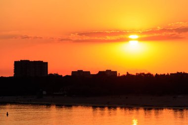 Kremenchug, Ukrayna 'daki Dinyeper Nehri üzerinde turuncu gün batımı