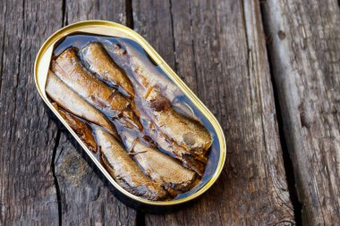 Rustik ahşap masa üzerinde sürüsünü açık teneke kutu