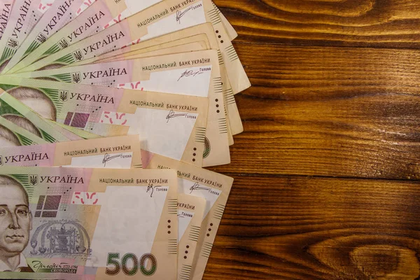 Ukrayna para birimi. Ahşap masada beş yüz Grivnası banknotları