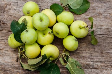 Köy ahşap masada taze olgun elmalar.