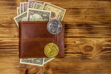 Ahşap arka plan üzerinde Amerikan doları banknotlar ve bitcoins ile Cüzdan