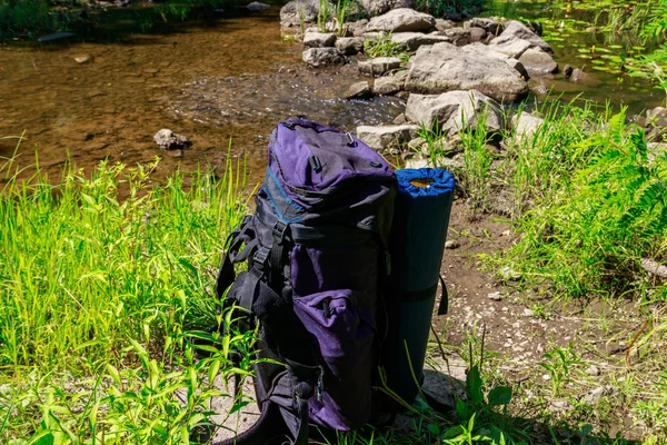 Turistická kancelář u řeky v létě. Koncepce túru — Stock fotografie