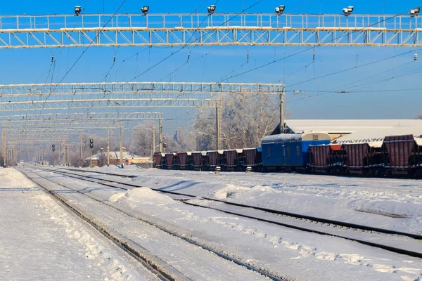 Voies ferrées enneigées à la gare par une journée ensoleillée d'hiver — Photo