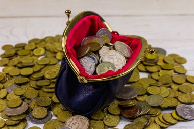 Beyaz ahşap arka planda sikke ile deri değişim çantası