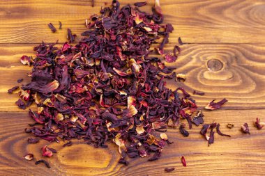 Ahşap masada kurutulmuş ebegümeci (karcade, Roselle)