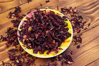 Ahşap masada kurutulmuş ebegümeci (karcade, Roselle)