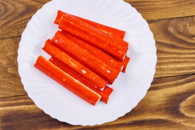 Ahşap masaüzerinde yengeç sopaları