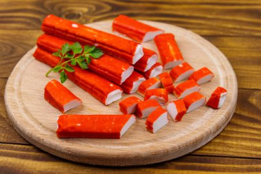 Tahtadaki tahta kesme tahtasındaki yengeç çubukları