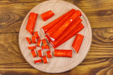 Tahtadaki tahta kesme tahtasındaki yengeç çubukları