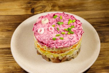 Geleneksel Rus salatası 