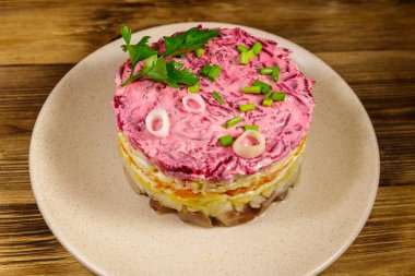 Geleneksel Rus salatası 