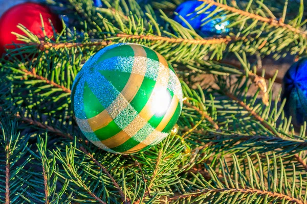 Weihnachtskomposition mit Tannenzweigen und Weihnachtsschmuck auf Holztisch. Ansicht von oben, Kopierraum — Stockfoto